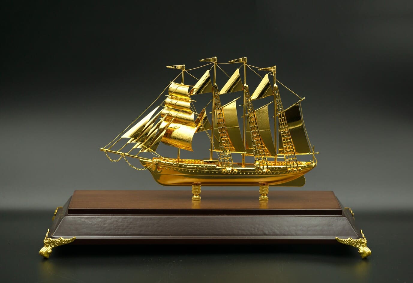Mô hình thuyền buồm mạ vàng 24K cỡ trung – TB-03