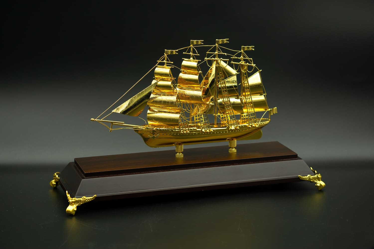 Mô hình thuyền buồm mạ vàng 24K cỡ trung – TB-04