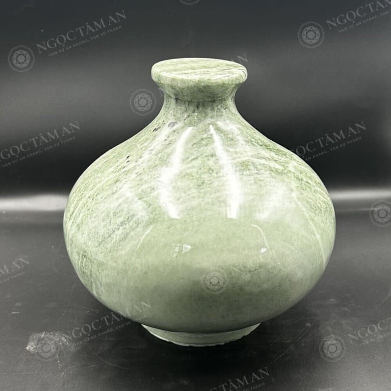 Bình đá quý phong thủy thu hút may mắn và tài lộc