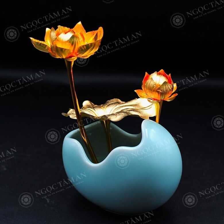 Bình hoa sen dát vàng