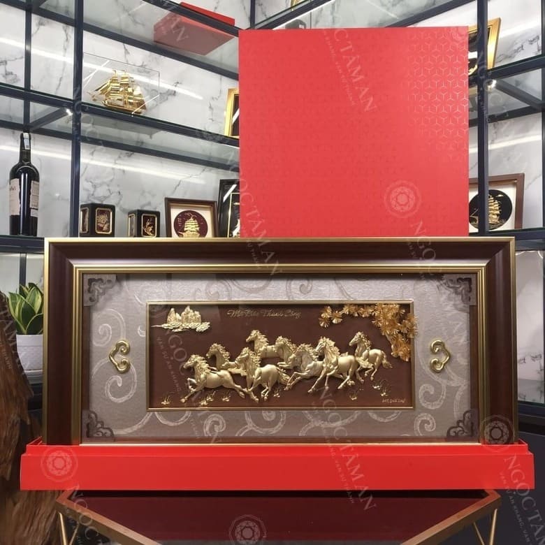 Tranh bát mã truy phong thu hút tài lộc và may mắn