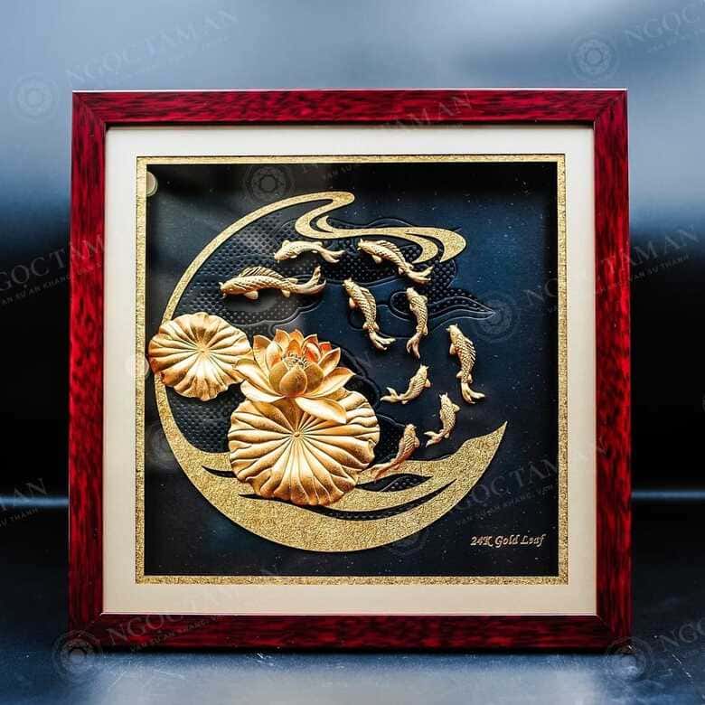Tranh hoa sen và cá chép mẹ vàng 24K