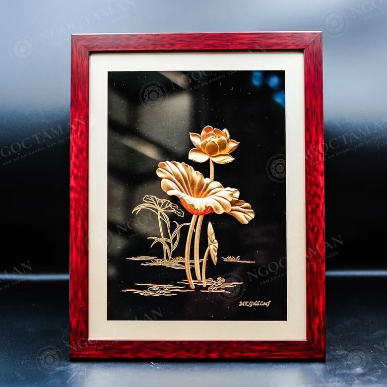 Tranh hoa sen để bàn dát vàng mang tài lộc, thịnh vượng
