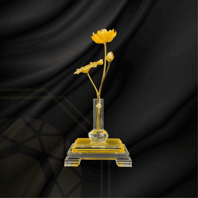 Bình hoa sen dát vàng biểu tượng cho may mắn tài lộc