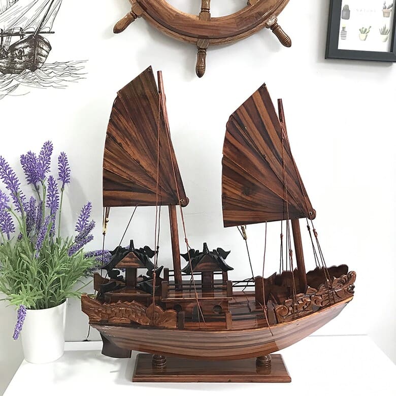 Mô hình thuyền buồm bằng gỗ mang lại cảm giác gần gũi