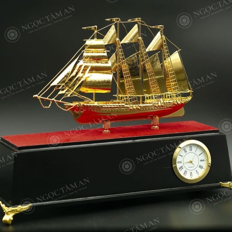 Thuyền buồm mạ vàng đế đồng hồ để bàn mang đến vẻ đẹp sang trọng