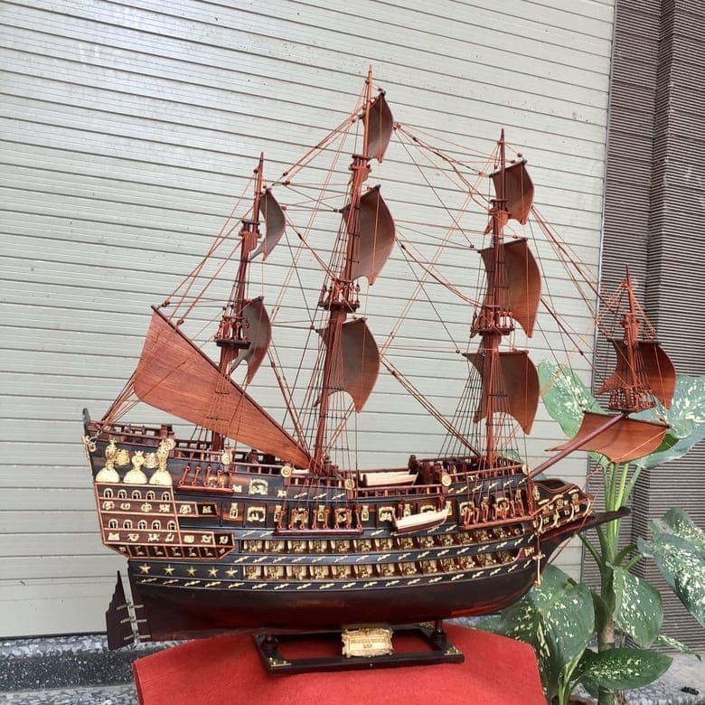 Mô hình thuyền buồm gỗ trắc mang lại cảm giác ấm áp