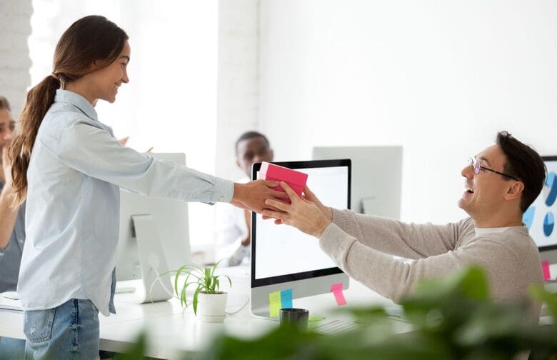 Chọn thời điểm phù hợp để tặng quà cho sếp