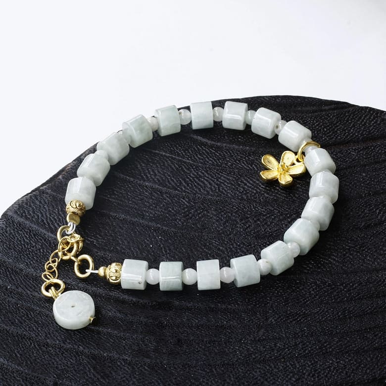 Vòng tay đá quý tôn lên vẻ đẹp sang trọng, thanh lịch