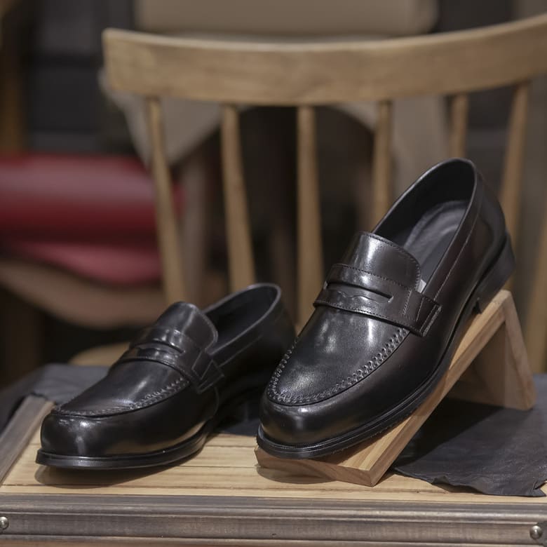 Giày da thể hiện sự tự tin và chuyên nghiệp trong công việc