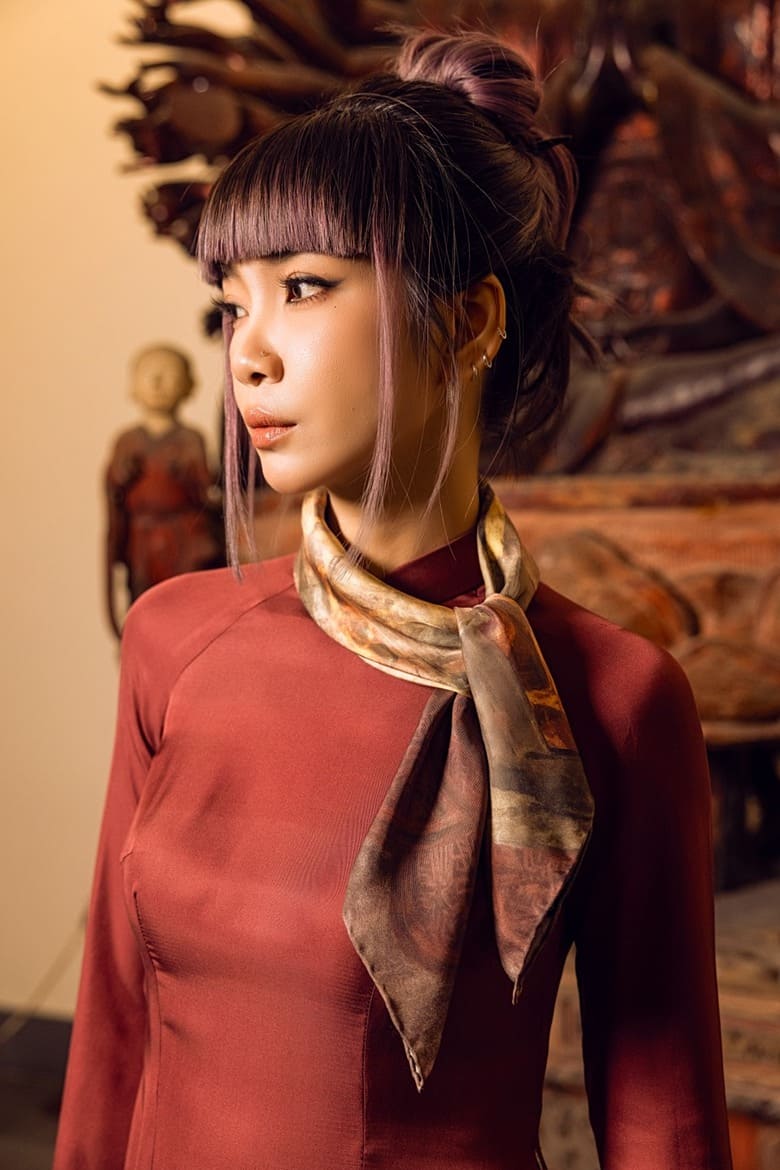 Khăn lụa cao cấp tôn lên vẻ đẹp thanh lịch cho sếp