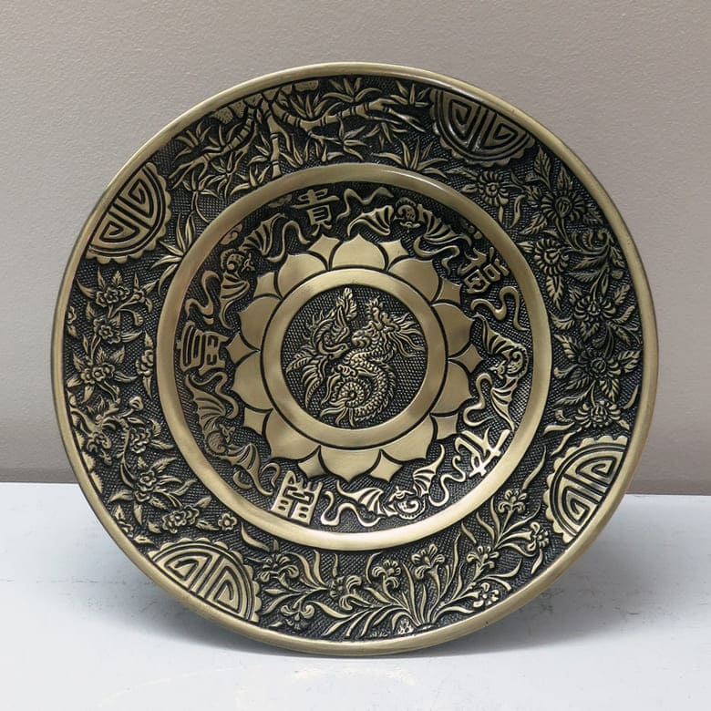 Bát đĩa chạm khắc nghệ thuật thể hiện sự tôn trọng và gu thẩm mỹ tinh tế của người tặng