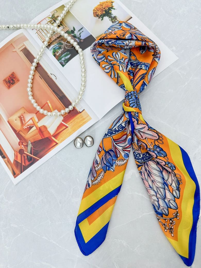 Khăn lụa là món phụ kiện thời thượng dành cho sếp nữ