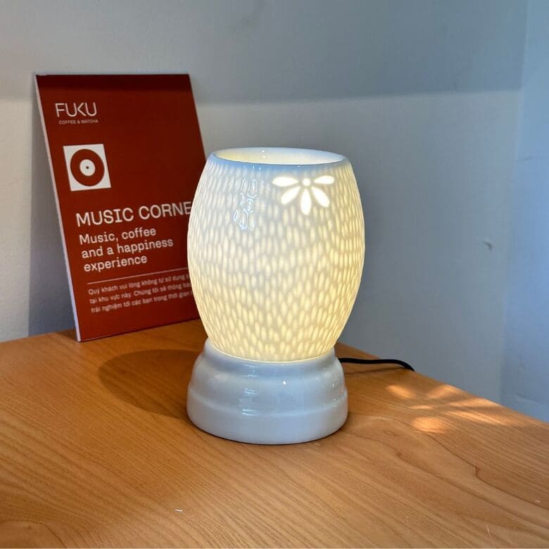 Đèn xông tinh dầu mang lại không gian thư giãn, nhẹ nhàng trong không gian làm việc