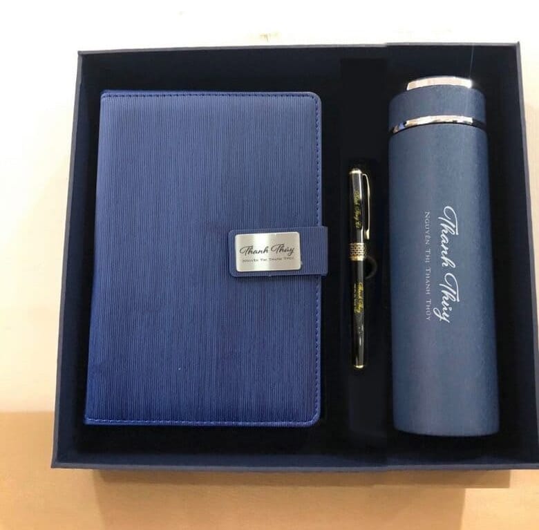 Bộ giftset sổ tay và bút ký thể hiện sự chỉn chu, chuyên nghiệp