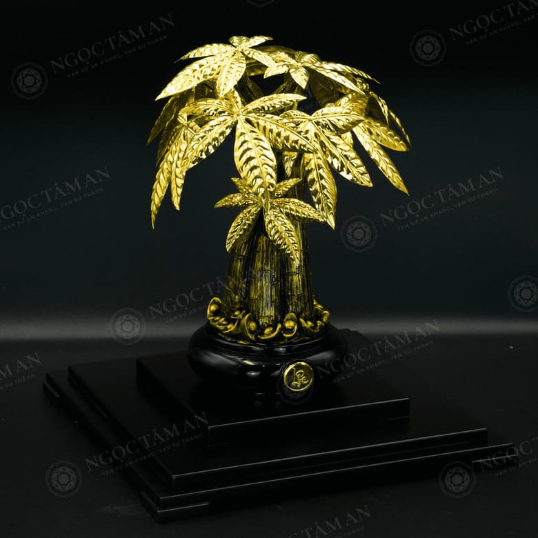 Chậu cây dát vàng tượng trưng cho thịnh vượng, may mắn