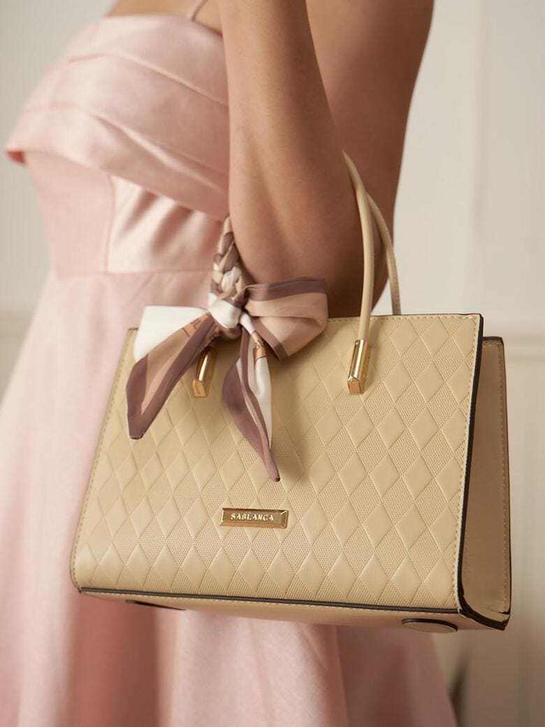 Túi xách là phụ kiện không thể thiếu của phái nữ