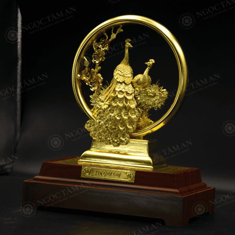 Tượng công dát vàng