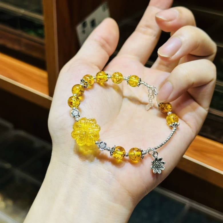 Vòng tay tinh tế với điểm nhấn bằng đá quý