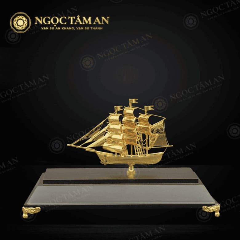 Mô hình thuyền buồm mạ vàng tượng trưng cho hành trình suôn sẻ
