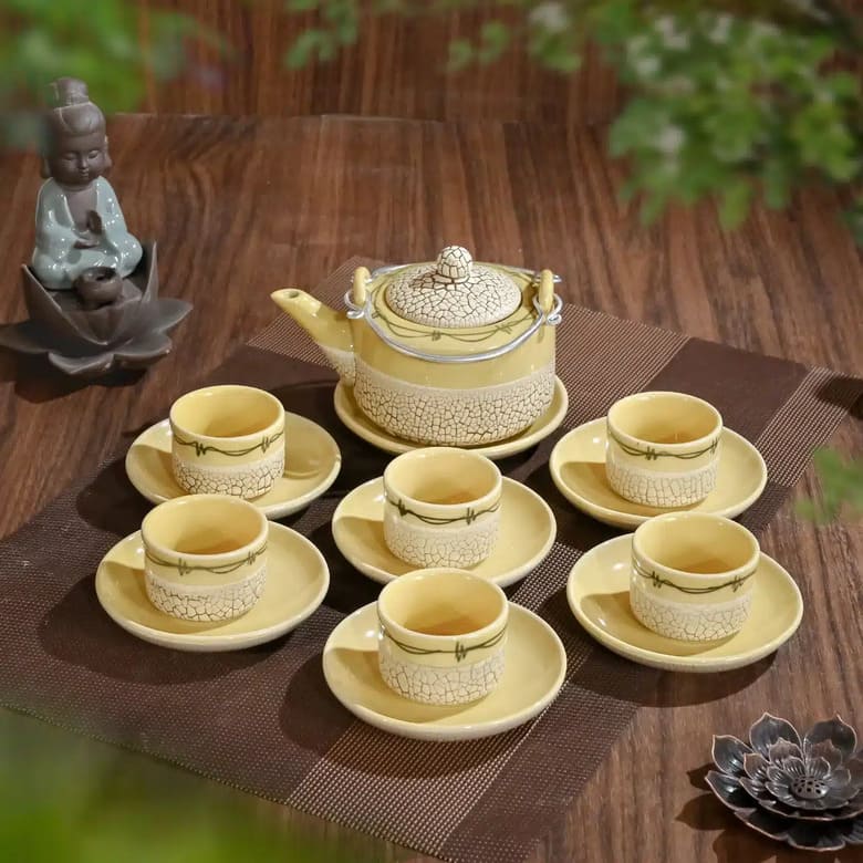 Bộ ấm chén hoa văn tinh tế là món quà dành cho những ai yêu thích thưởng trà