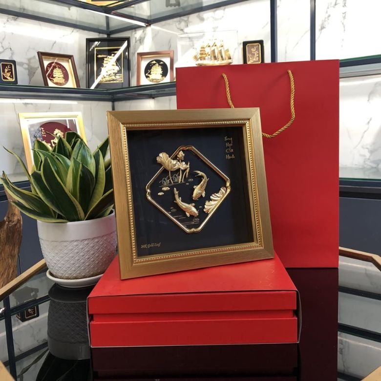 Tranh Song ngư cát hạnh dát vàng mang ý nghĩa may mắn