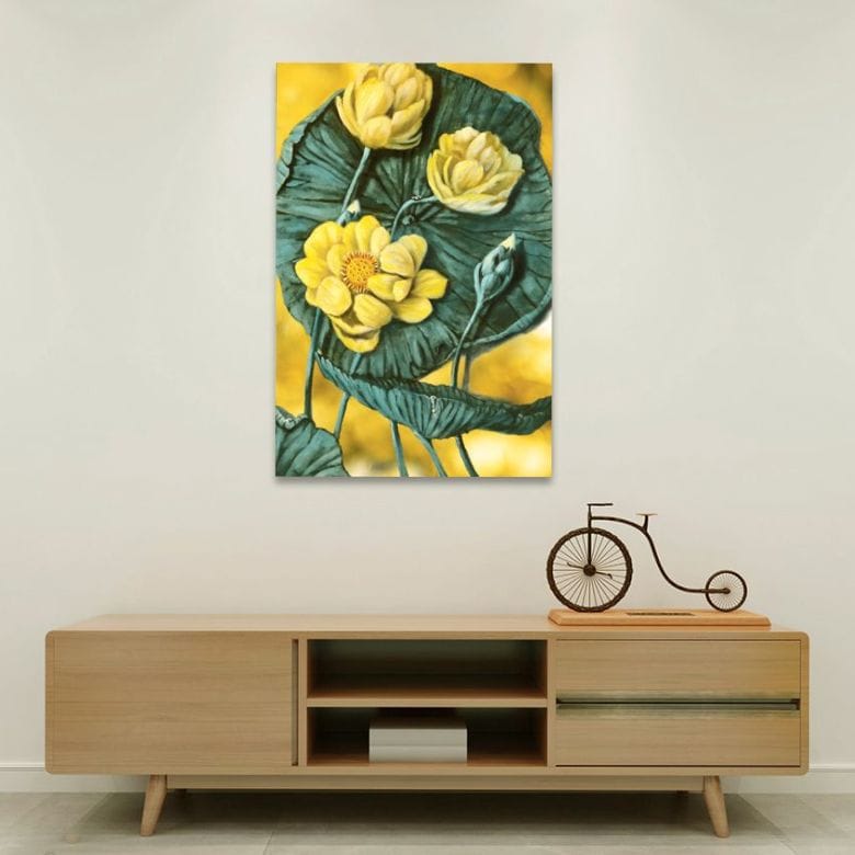 Tranh treo tường hoa sen vàng biểu tượng cho bình an và thịnh vượng