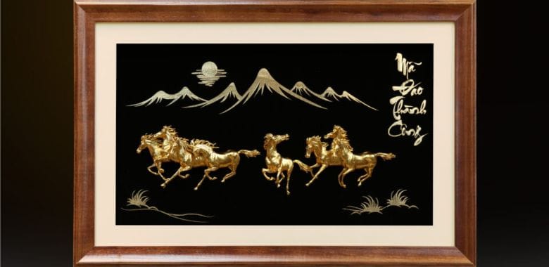 Tranh bát mã truy phong mạ vàng