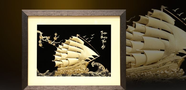 Tranh thuyền buồm xuôi gió dát vàng