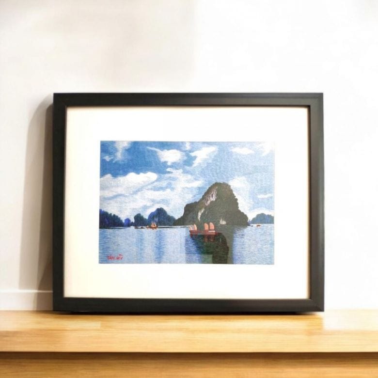 Tranh thêu thuyền buồm với chất liệu lụa mềm mại