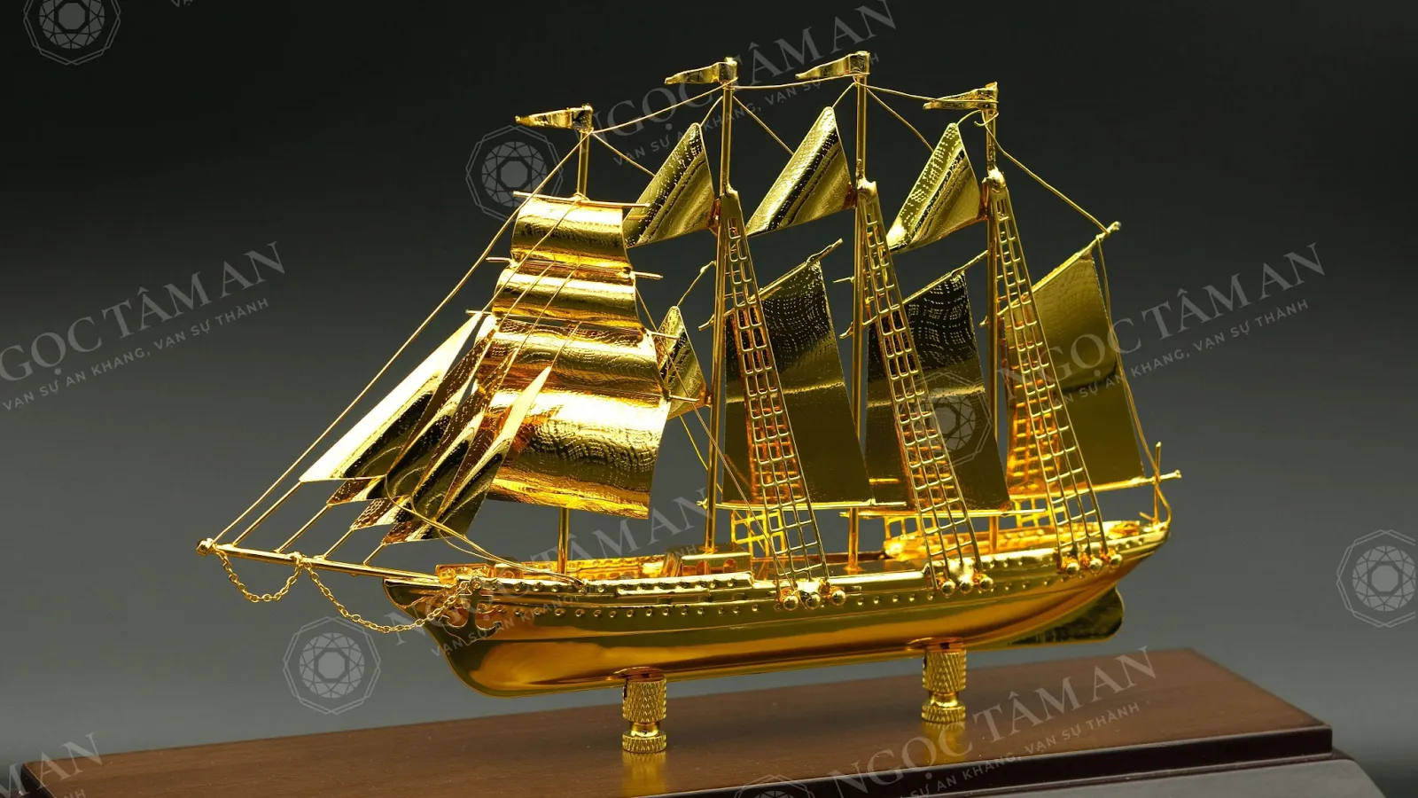 mô hình thuyền buồm mạ vàng