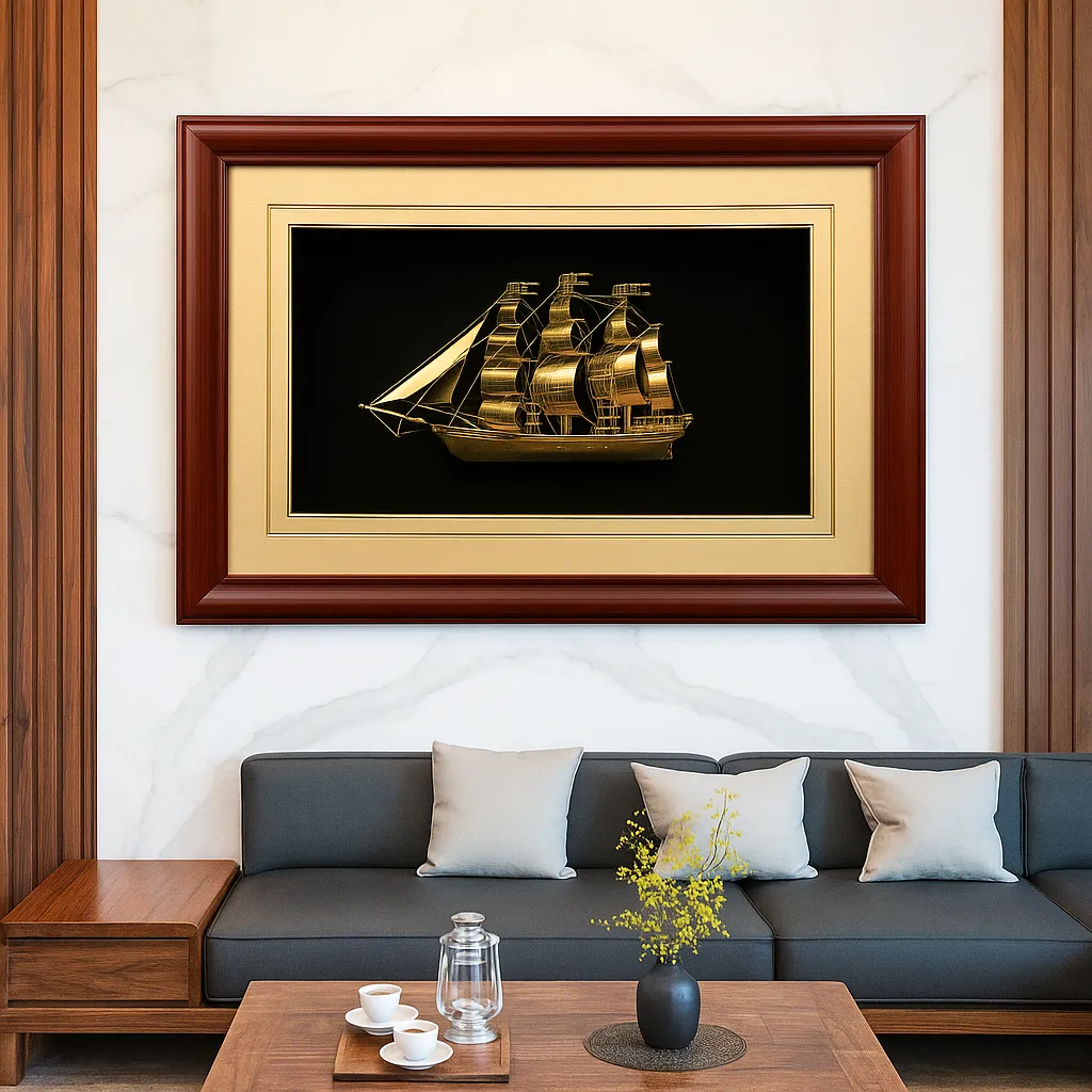 Tranh thuyền buồm mạ vàng treo ở phòng khách