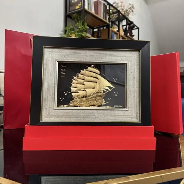 Tranh thuyền buồm thuận buồm xuôi gió dát vàng 24K (nền đen) 27x34cm