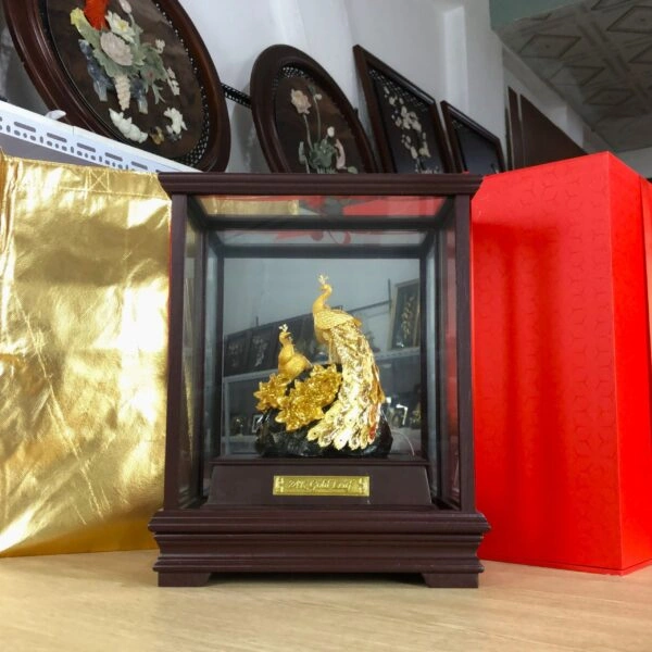 Tượng đôi chim công dát vàng đóng gói hộp gỗ sang trọng 