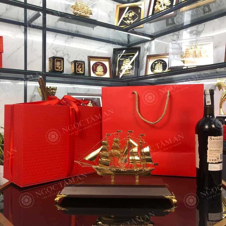 Mô hình thuyền buồm dát vàng 24K - Ngọc Tâm An
