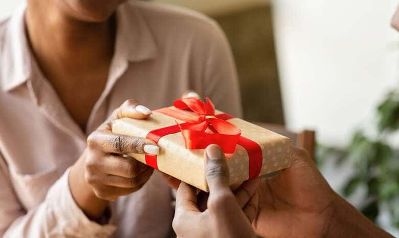 Lưu ý khi tặng quà cho sếp tạo thiện cảm cho người nhận