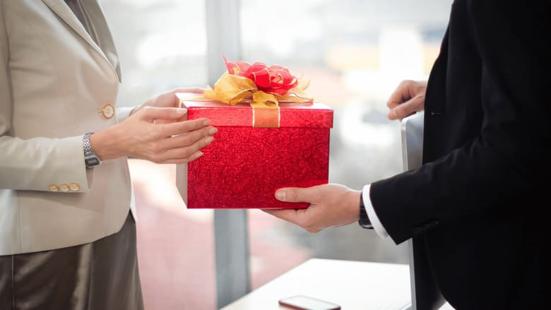 Tặng quà theo gu và sở thích của sếp