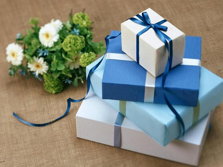 Quà tặng nên được gói bọc cẩn thận, đẹp mắt thể hiện sự trân trọng biết ơn