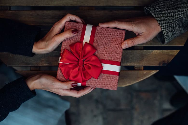 Lưu ý khi chọn quà tặng sếp lên chức tránh để lại ấn tượng không tốt