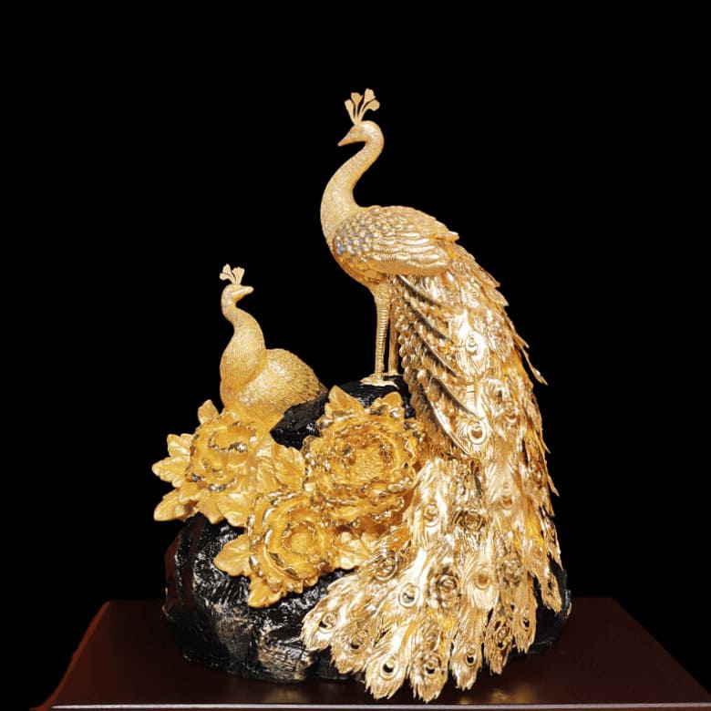 Tượng chim công dát vàng tượng trưng cho vẻ đẹp kiêu hãnh