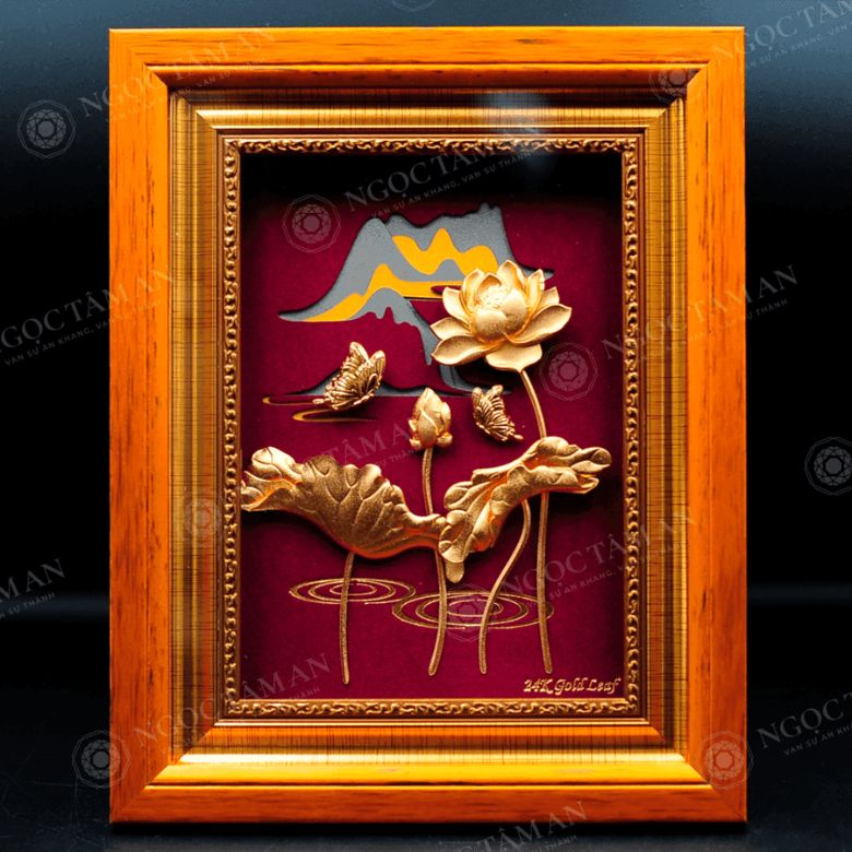 tranh hoa sen mạ vàng nền đỏ