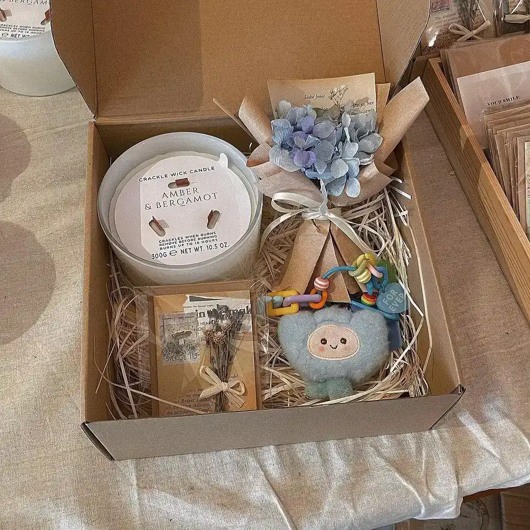 Quà handmade cho nam mix hoa, nến và thiếp, móc khóa