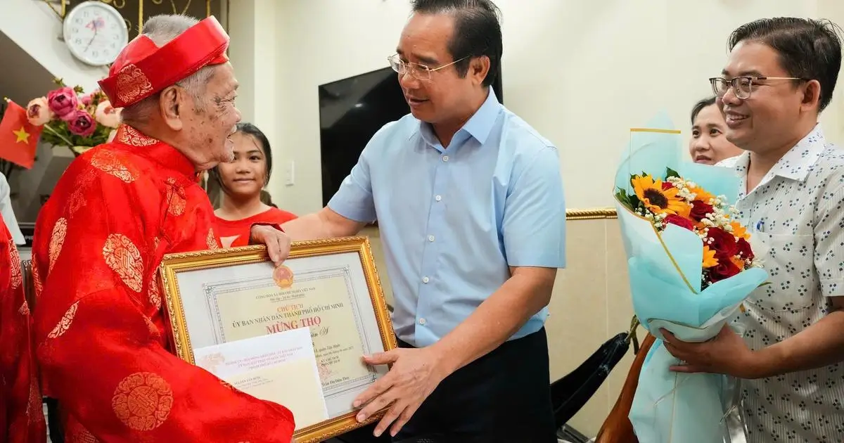 Hoạt động thăm hỏi chúc thọ người cao tuổi
