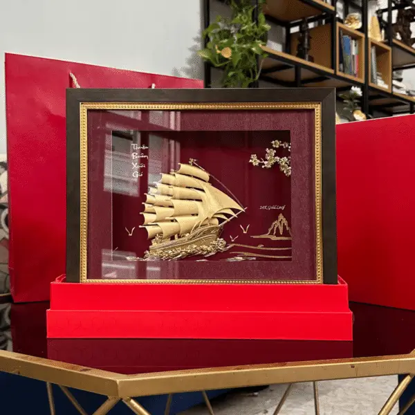 Tranh thuyền buồm thuận buồm xuôi gió dát vàng 24K (nền đỏ)