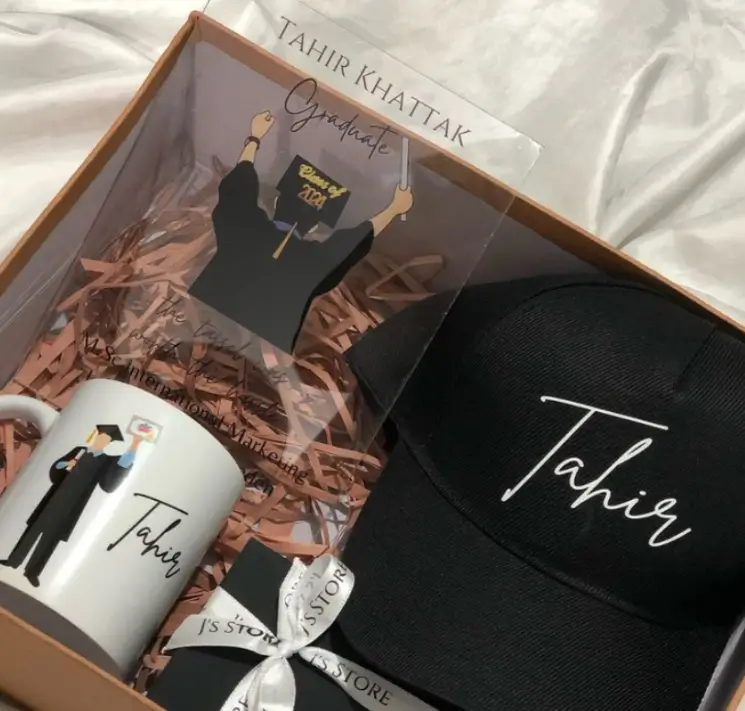Gift box gồm cốc, ảnh, mũ và hộp bút thiết kế riêng