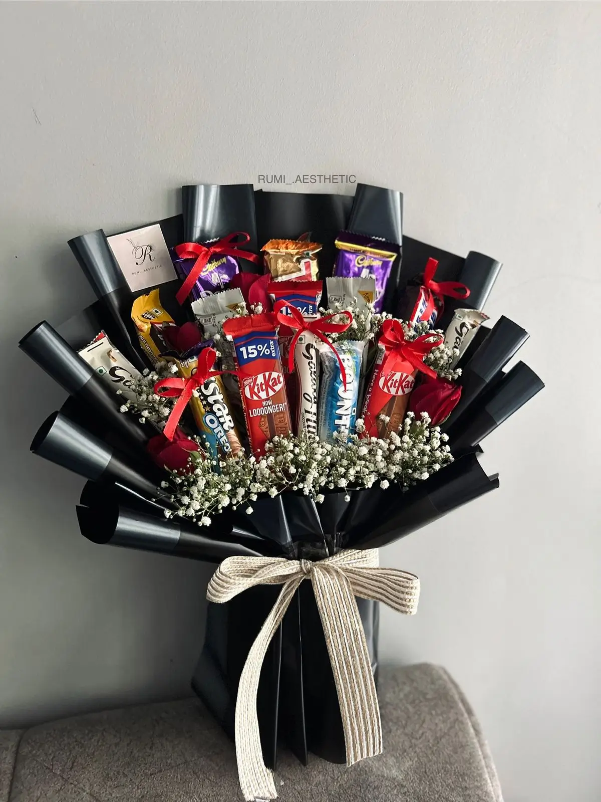 4 bo hoa lam tu cac loai chocolate kem thiep