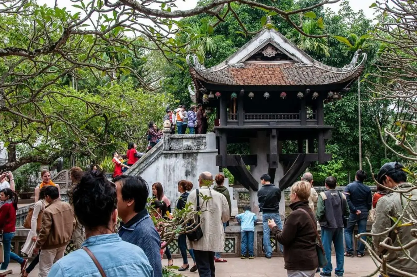 Du khách tham quan Chùa Một Cột