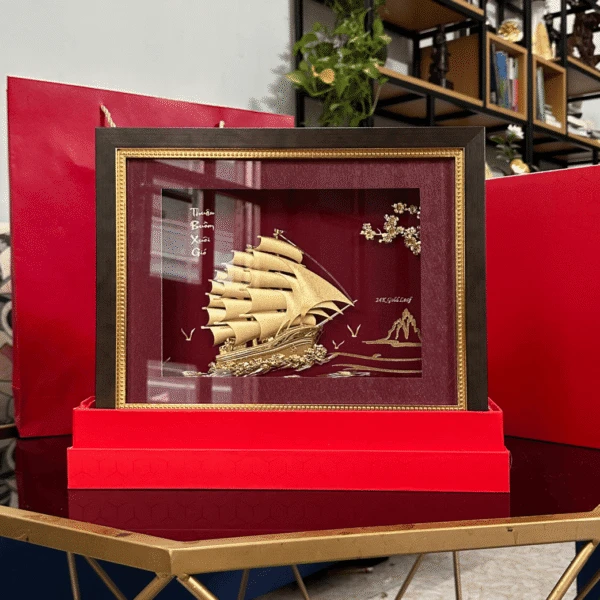 Tranh thuyền buồm thuận buồm xuôi gió dát vàng 24K