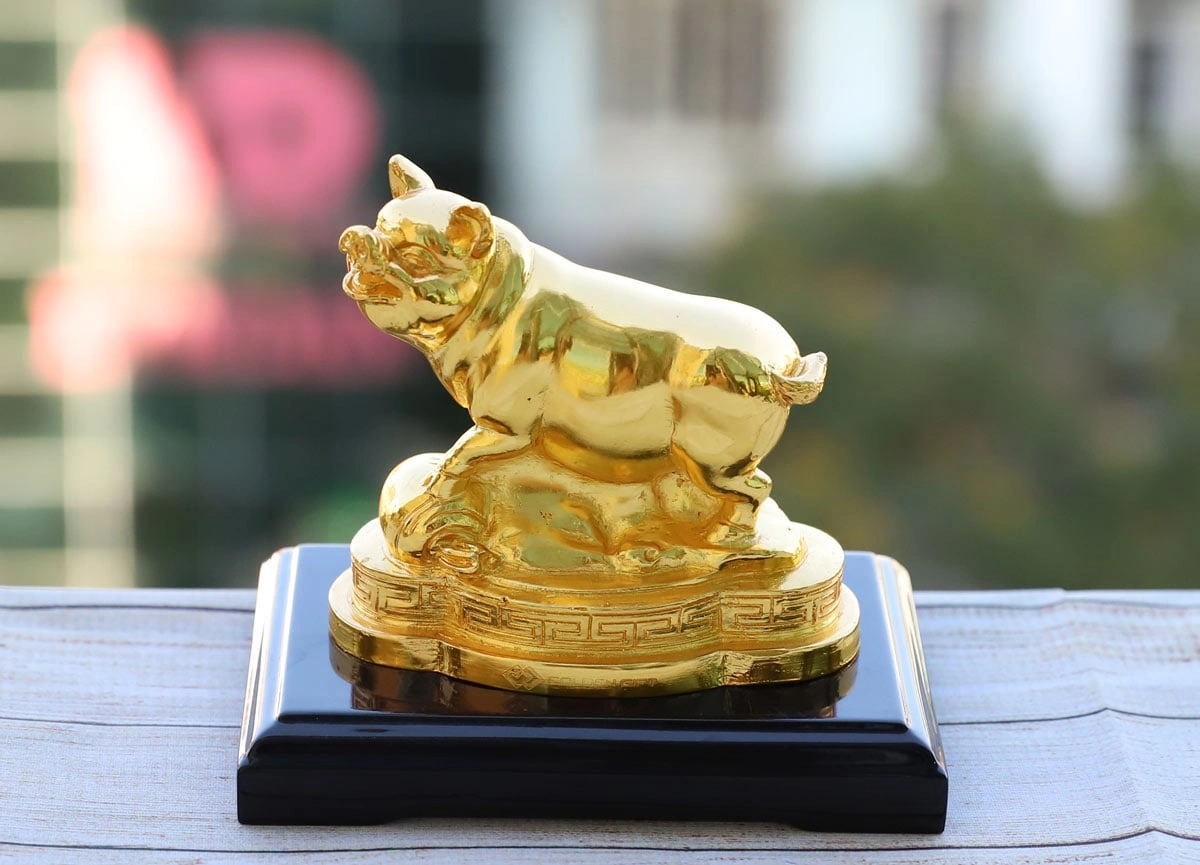 Tượng heo mạ vàng