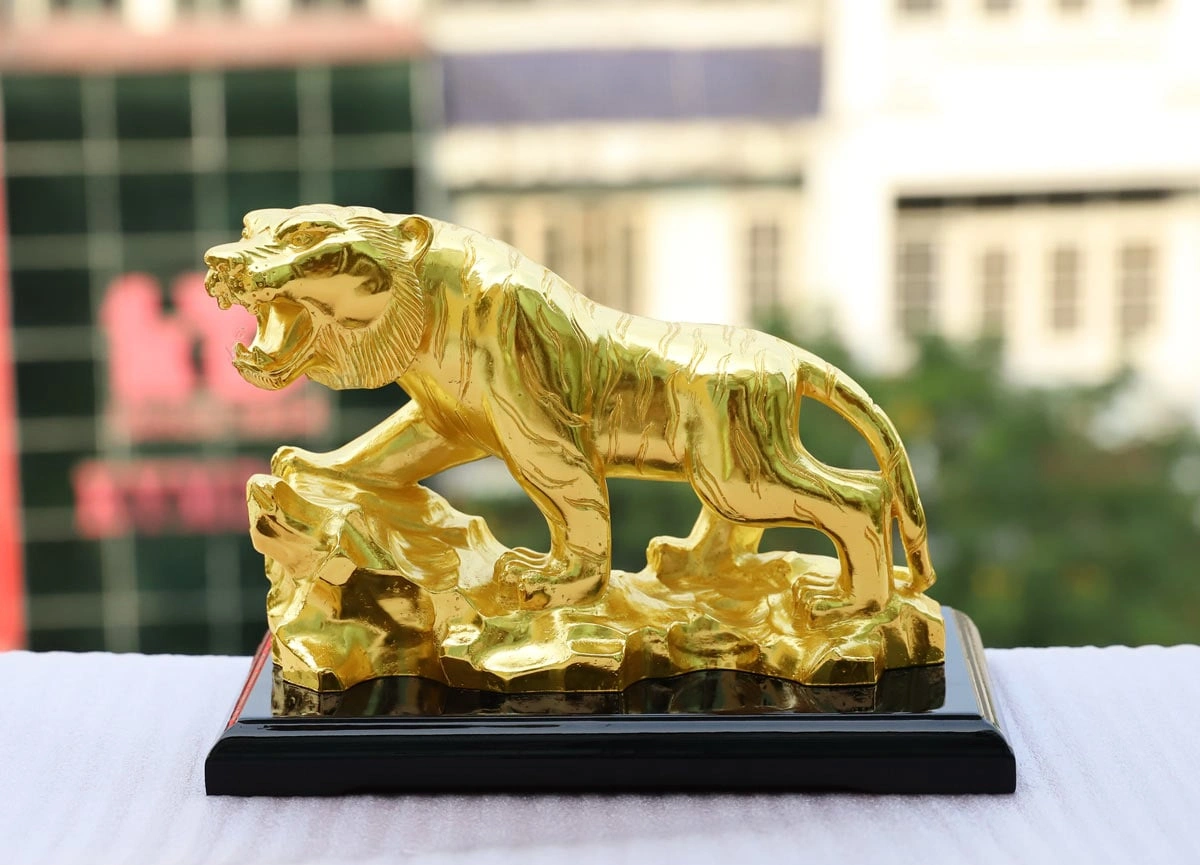 Tượng hổ mạ vàng